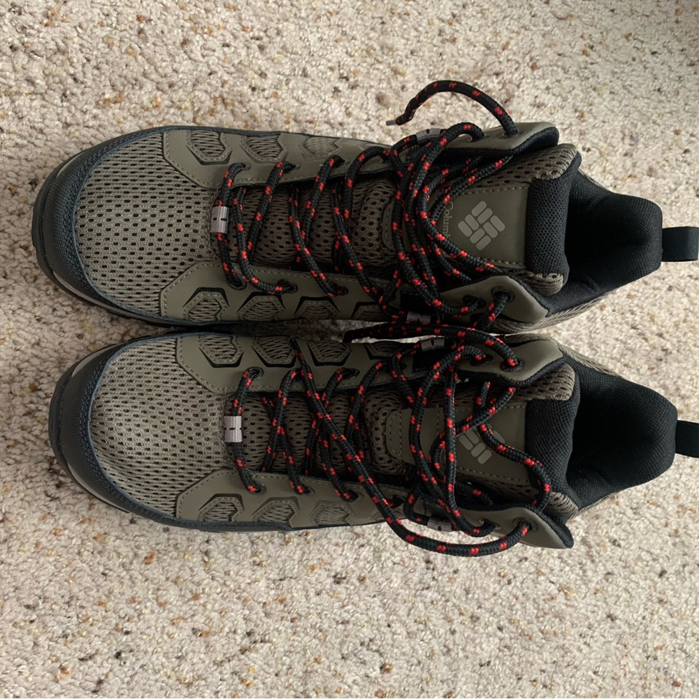 Columbia Outdoor Boots in Green and Black NWOT